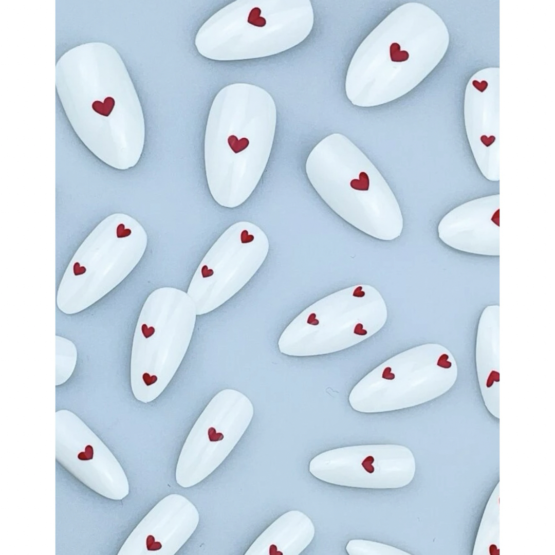 SHEIN(シーイン)のミディアムロングアーモンド形状 レッドハート＆ホワイトネイルカバーフルネイル コスメ/美容のネイル(つけ爪/ネイルチップ)の商品写真
