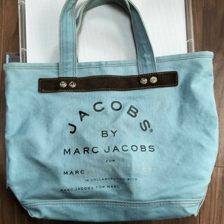 MARC JACOBS - マークジェイコブスの、大ぶり軽量大収納な綿布肩ピタトートバッグ、デニム素材の前