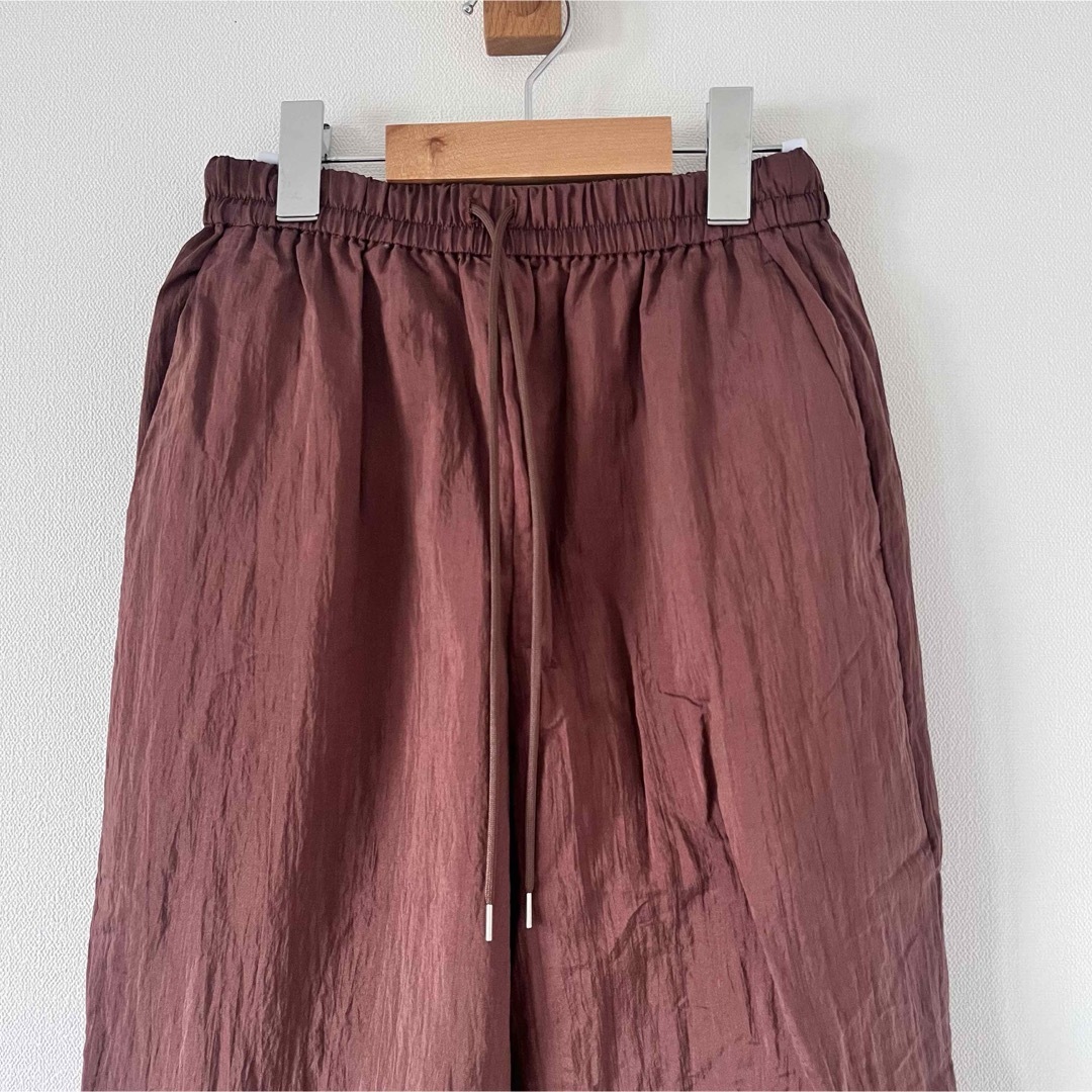 6 (ROKU)(ロク)の〈6（roku）〉NYLON SILK GATHER PANTS/パンツ レディースのパンツ(カジュアルパンツ)の商品写真