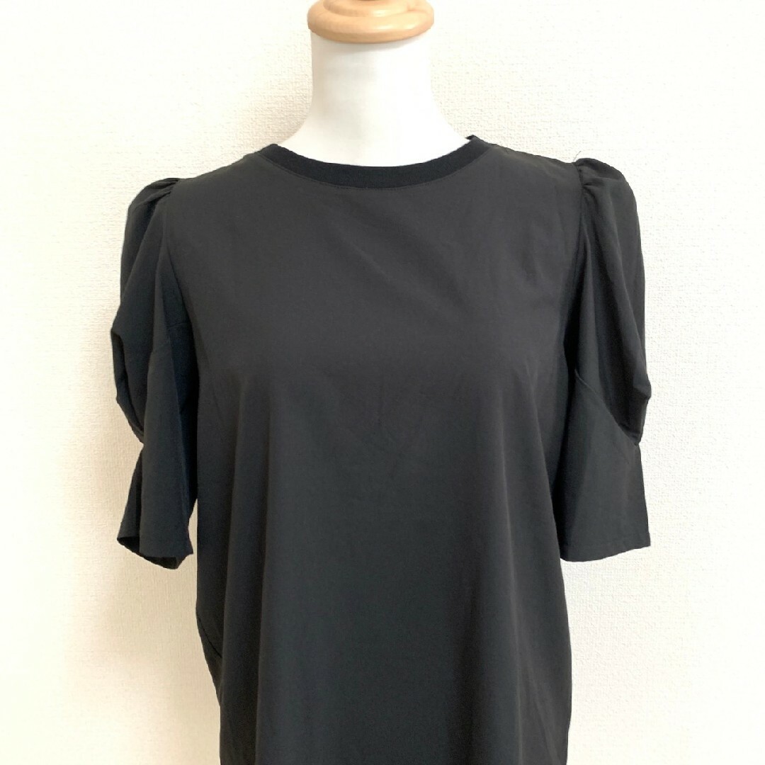 JUNOAH(ジュノア)のジュノア　ブラウス　XL　ブラック　パワーショルダー　きれいめ　ポリ100% レディースのトップス(シャツ/ブラウス(半袖/袖なし))の商品写真