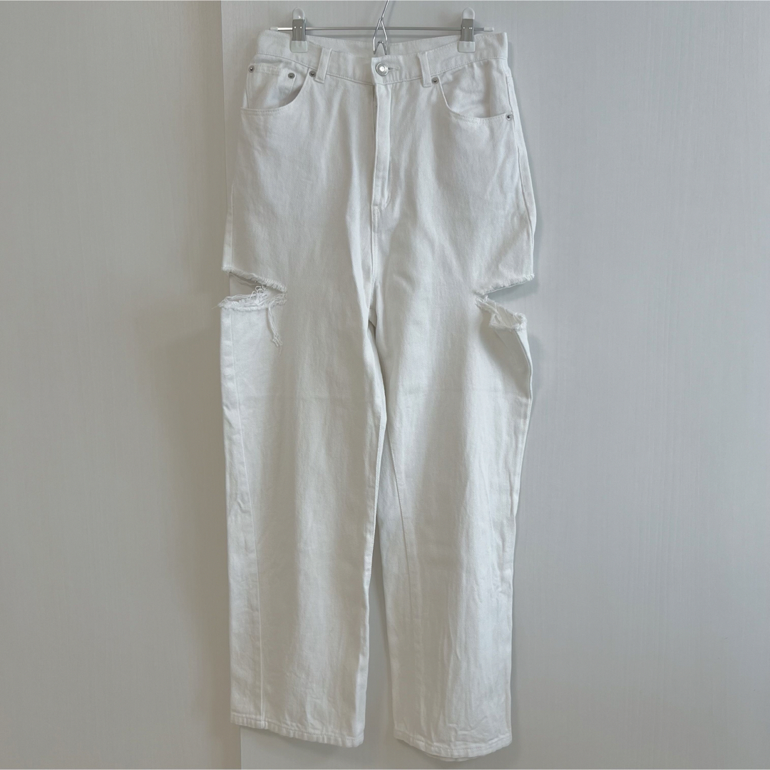 ZARA(ザラ)のAMOMMA デニム DAMAGED DENIM PANTS WHITE レディースのパンツ(デニム/ジーンズ)の商品写真