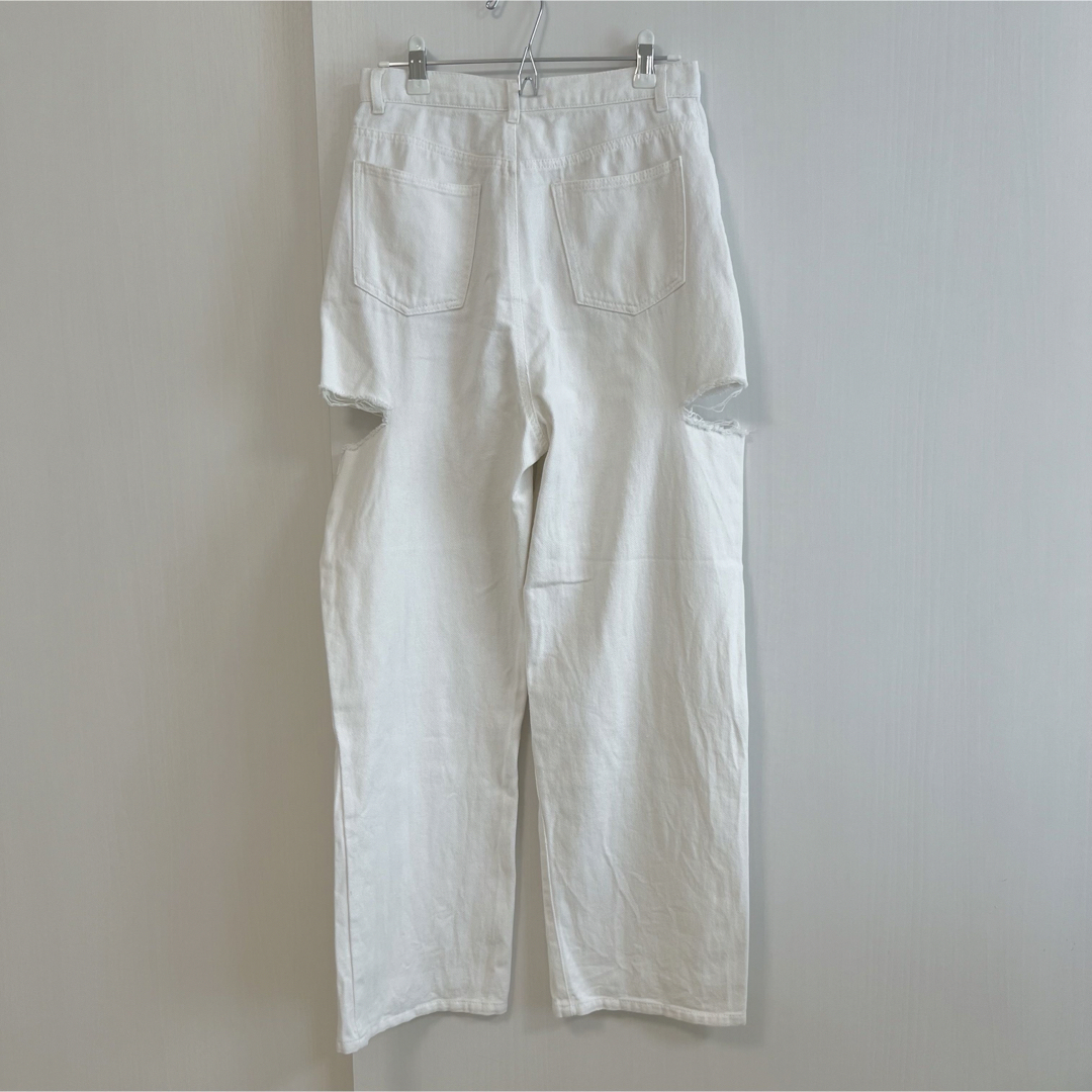 ZARA(ザラ)のAMOMMA デニム DAMAGED DENIM PANTS WHITE レディースのパンツ(デニム/ジーンズ)の商品写真