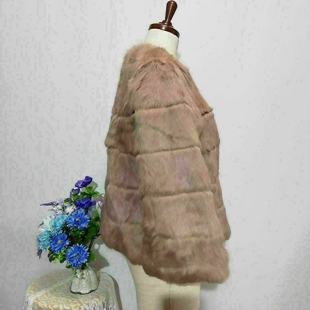 AIMER(エメ)のエメ　ファーコート　ショート丈　極上美品　ラビット革　ベージュ系色　Mサイズ レディースのジャケット/アウター(毛皮/ファーコート)の商品写真