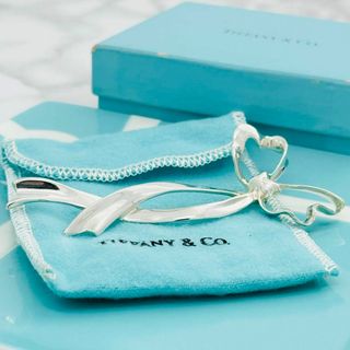 ティファニー(Tiffany & Co.)の美品　ティファニー　ラージ　リボン　シルバーブローチ　袋、箱付(ブローチ/コサージュ)