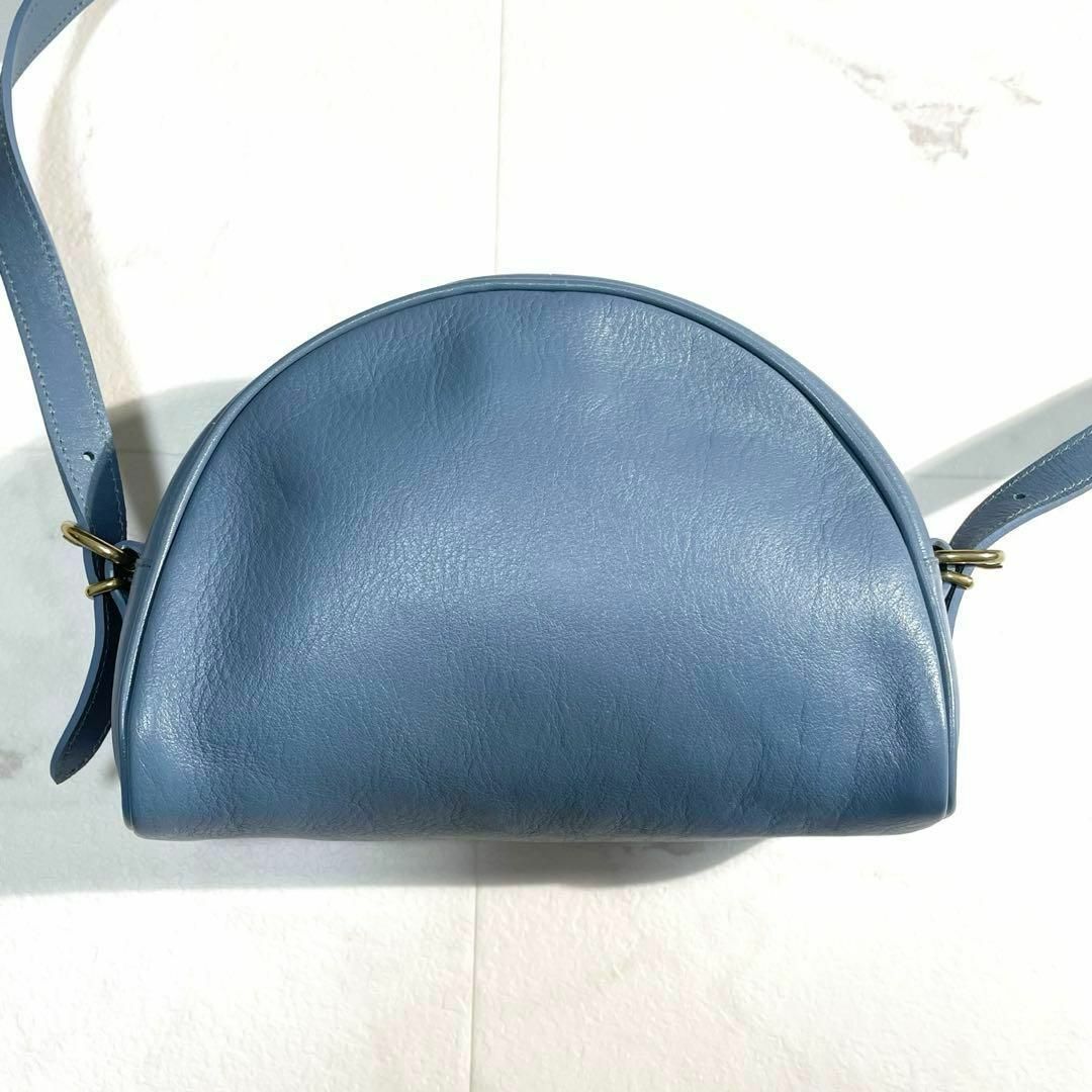 IL BISONTE(イルビゾンテ)のIL BISONTE ハーフムーン ショルダーバッグ くすみブルー レディースのバッグ(ショルダーバッグ)の商品写真