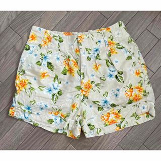 ジーユー(GU)のジーユー　花柄ショートパンツ　ベージュ　Sサイズ(ショートパンツ)