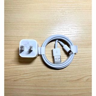 iPhone 純正のアダプター充電器とライトニングケーブル(iPhoneケース)