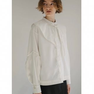 アメリヴィンテージ(Ameri VINTAGE)のwillfully cord embroidery collar  BL(シャツ/ブラウス(長袖/七分))