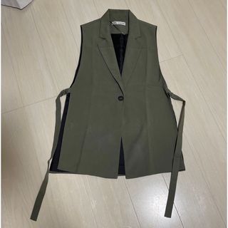 ザラ(ZARA)のZARA サイドスリットジレ　ベスト　カーキ(ベスト/ジレ)