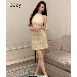 épine - DAZY 夏の日常着に最適、フェイクパールが施された輝くストラップドレス