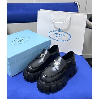 プラダ(PRADA)の人気《プラダ》ローファー ◎ 011(ローファー/革靴)