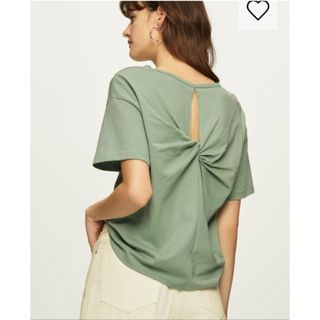 ジーユー(GU)のジーユー GU★バックツイストTシャツ カットソー Sペールグリーン 半袖(Tシャツ/カットソー(半袖/袖なし))