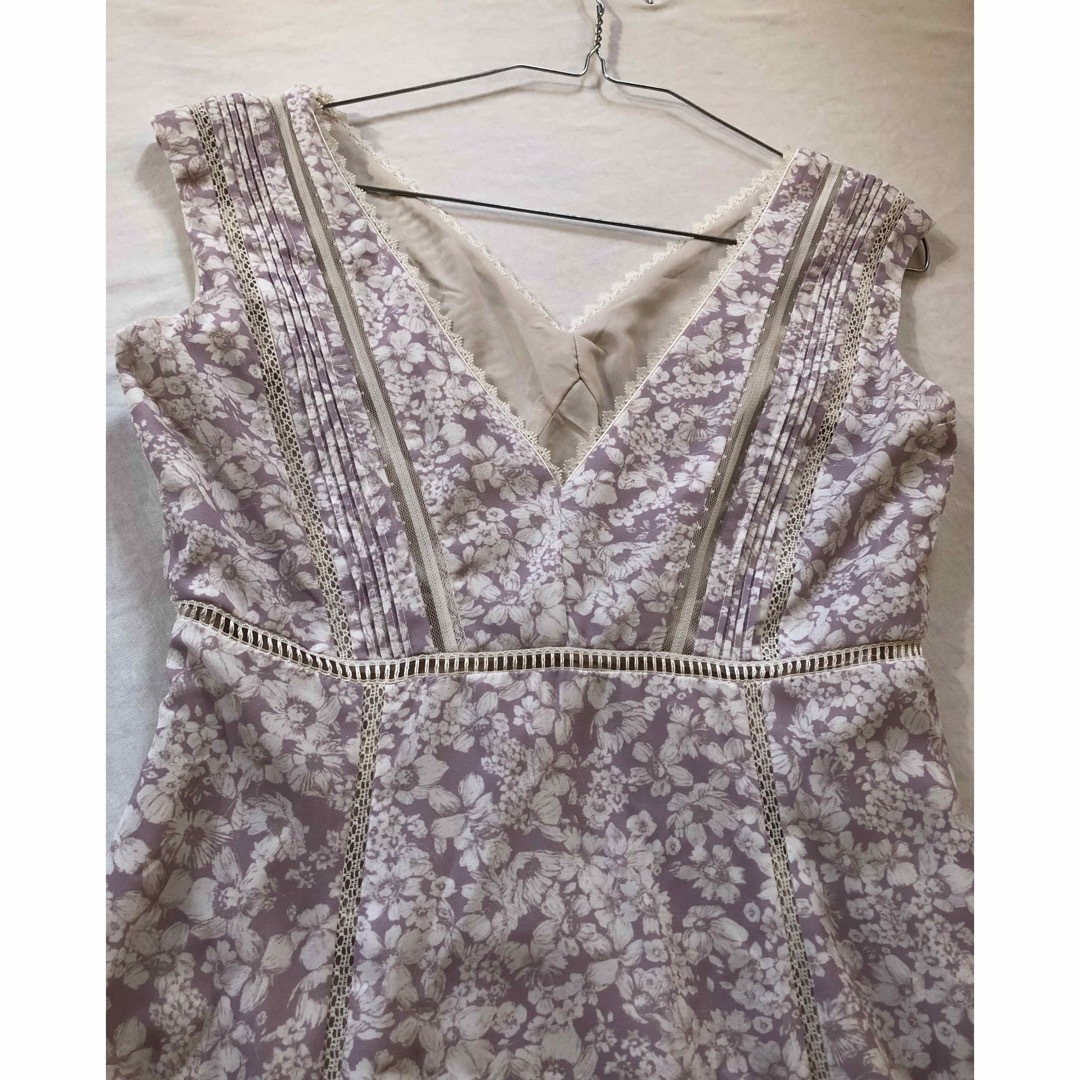 新色 Her lip to Lace Trimmed Floral Dress 新色 Her lip to Lace Trimmed Floral Dress