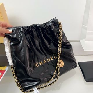 シャネル(CHANEL)のCHANEL 22 ミディアムショルダーバッグブラックシルバーの金具(ロングワンピース/マキシワンピース)