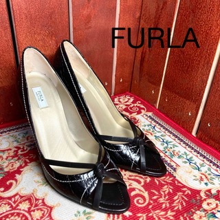 Furla - FURULA  ブラック　オープントゥ　35 型押し