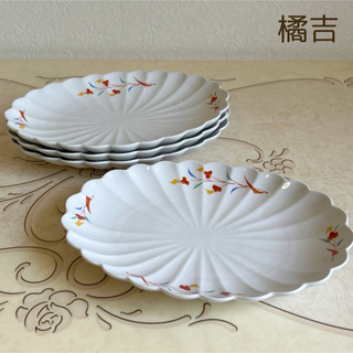 タチキチ(たち吉)のたち吉　赤絵　白釉　菊割楕円皿揃　4枚セット　中皿　盛皿　和食器　輪花皿　長皿(食器)