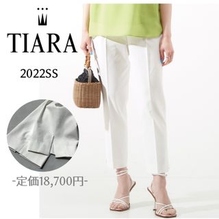 ティアラ(tiara)の22SS 美品 TIARA ティアラ リネン混 クロップドスリットパンツ  白(クロップドパンツ)