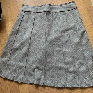 大きいサイズ  斜めチェック柄のプリーツスカート(ひざ丈スカート)