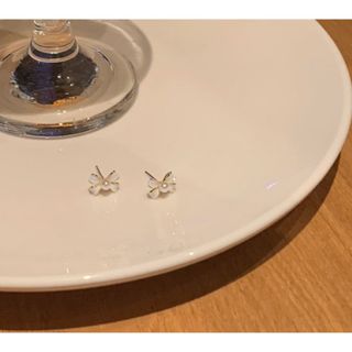 【即購入OK】ピアス 小さめ こぶり リボン パール アクセサリー 女性用(ピアス)