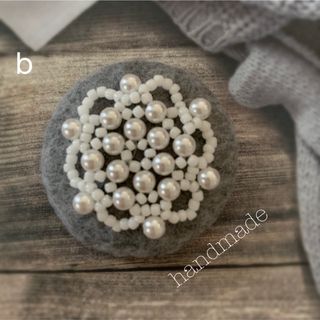 雪のハンドメイド*くるみボタンのブローチb〜プロフ確認お願い