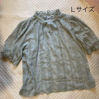 【美品】シアー 半袖 立て襟ブラウス グレイッシュブルー レース Ｌ(シャツ/ブラウス(半袖/袖なし))