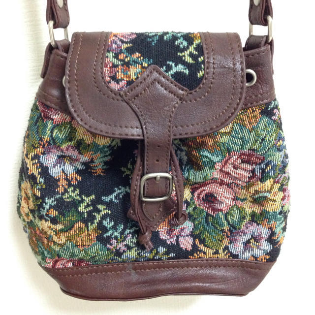 FOREVER 21(フォーエバートゥエンティーワン)の花柄ショルダーバック レディースのバッグ(ショルダーバッグ)の商品写真
