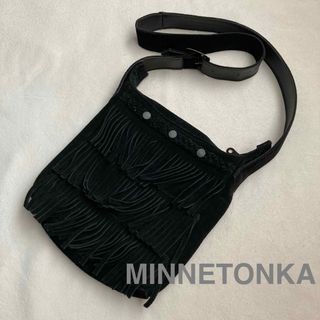 ミネトンカ(Minnetonka)のMINNETONKA ミネトンカ フリンジ　バック　ブラック　ショルダーバッグ(ショルダーバッグ)