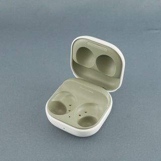 SAMSUNG - SAMSUNG GalaxyBuds2 充電ケースのみ USED美品 サムスン SM-R177 チャージングケース 充電器 ワイヤレスイヤホン オリーブ 完動品 V0535