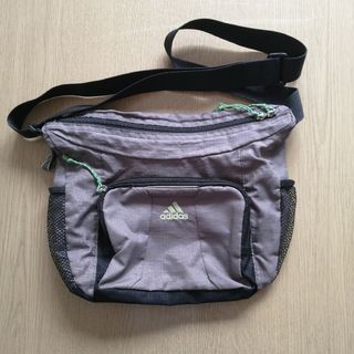 アディダス(adidas)のadidasショルダーバッグ カーキ色(ショルダーバッグ)