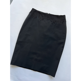 ジャンニヴェルサーチ(Gianni Versace)のスカート　38 膝丈　ヴェルサーチ　レース　黒(ひざ丈スカート)