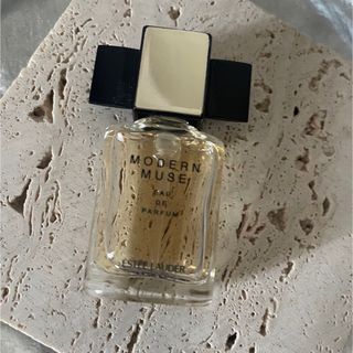 エスティローダー(Estee Lauder)のモダンミューズ　オーデパフューム　エスティローダー　4ミリ(香水(女性用))