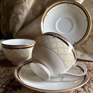 ロイヤルドルトン(Royal Doulton)の英国製 ROYAL DOULTON 淡いベージュ 格子模様と金彩が美しいC&S(食器)