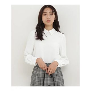 NATURAL BEAUTY BASIC - カラーディテールシャツブラウス　Mサイズ　オフホワイト　ナチュラルビューティー