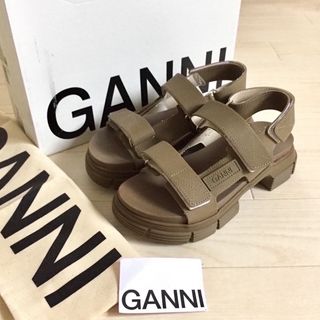 新品 GANNI ベルクロストラップ 厚底ラバーサンダル(サンダル)