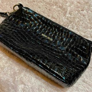 【美品】min min ショルダーバッグ クロコ型押し　エナメル　フェイクレザー(ショルダーバッグ)