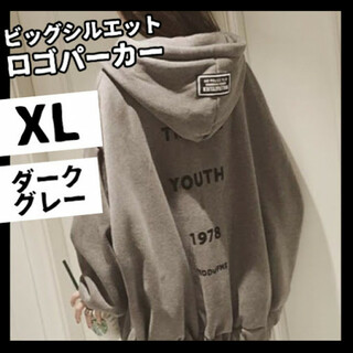 新品☆☆ ダークグレーロゴパーカー XL(パーカー)