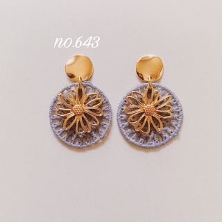 no.643 ラウンド 刺繍ワッペン グレー フラワー ピアス、イヤリング