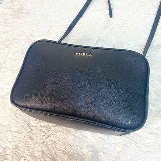 フルラ(Furla)の【極美品】　フルラ　ショルダーバッグ　カメラバッグ　リリー　ブラック(ショルダーバッグ)