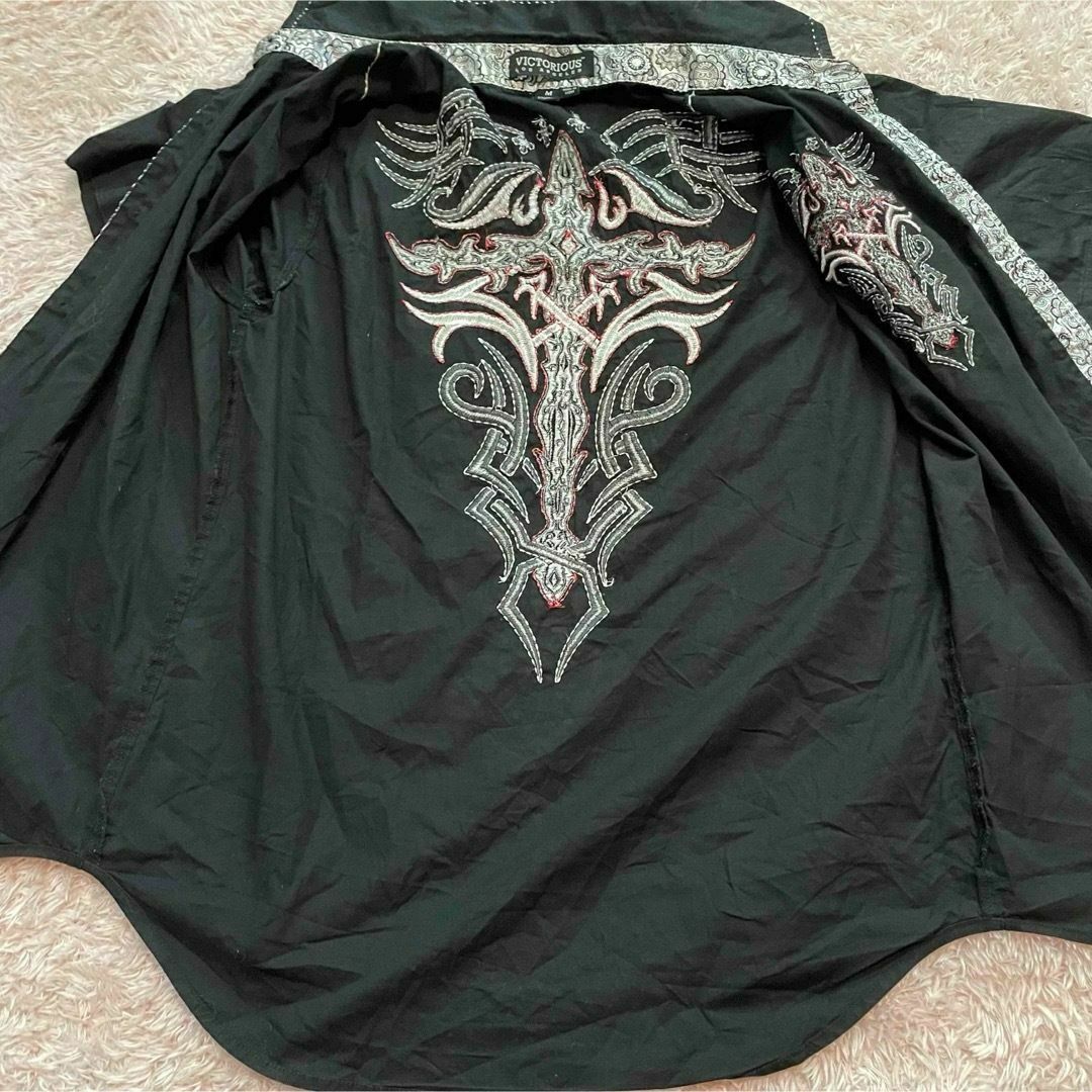 VICTORIOUS(ヴィクトリアス)のVICTORIOUS 半袖シャツ　スタッズ　刺繍　ブラック　サイズM メンズのトップス(シャツ)の商品写真