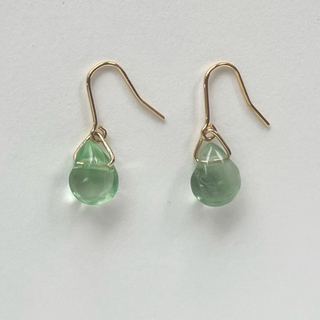 ペリドット　揺れるピアス　グリーン緑色天然石　イエローゴールドカラー　宝石gem(ピアス)