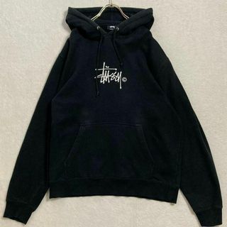 ステューシー(STUSSY)のSTUSSY センター刺繍 ロゴ パーカー ショーンフォント L ブラック(パーカー)