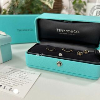 ティファニー(Tiffany & Co.)のティファニー　Tスマイルピアス　Ꮶ18イエローゴールド　現行販売品(ピアス)