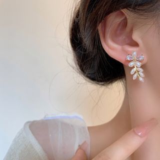 【人気】新品　パール　ピアス　フラワー　アクセ　かっこいい　キラキラ　シンプル(ピアス)