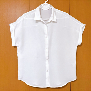 ジーユー(GU)のGU ジーユー　レディース　エアリーシャツ　ホワイト　白　オフィス　春服　夏服(Tシャツ(半袖/袖なし))