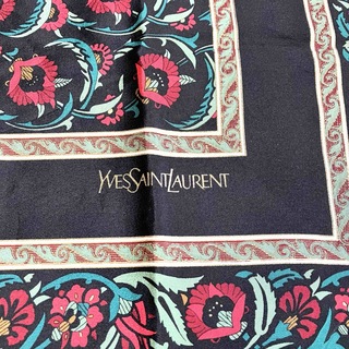 イヴサンローラン(Yves Saint Laurent)のイヴサンローラン 大判　スカーフ　花柄　フラワー　ロゴ入　黒地　赤　ヴィンテージ(バンダナ/スカーフ)