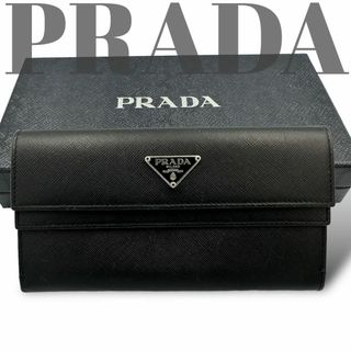 プラダ(PRADA)の【良品】プラダ 三つ折り財布 サフィアーノレザー ブラック 三角プレート(折り財布)