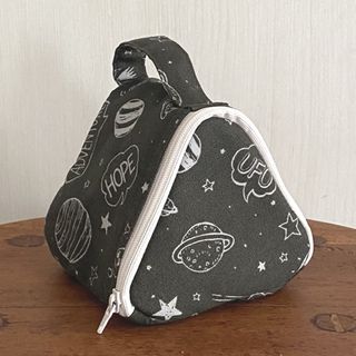 保冷おにぎりポーチ　スペース柄　宇宙　保冷バッグ　お弁当袋　ハンドメイド182(キッチン小物)