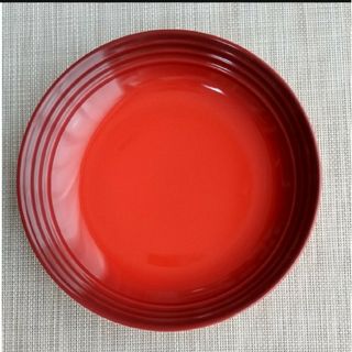 ルクルーゼ(LE CREUSET)のルクルーゼ　パスタ ボウル ディッシュ　レッド　22cm   カレー皿(食器)