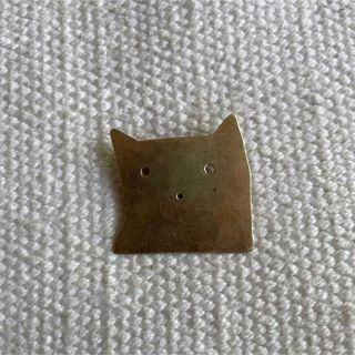 ハンドメイド　鍛金　真鍮　猫　ねこ　動物　ブローチ　ゴールド色(ブローチ/コサージュ)