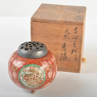伊万里焼　赤絵金彩　獅子文　丸形三足香炉　透かし火屋付　時代箱付　D　R7196(陶芸)